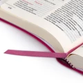 Elegancka Biblia dla kobiet w malinowej oprawie z paginatorami. Posiada zakładkę-wstążkę, która ułatwia znalezienie miejsca w którym skończyliśmy czytać.