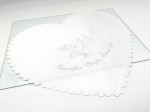 Szatka do chrztu w kształcie serca - gołębice przy chrzcielnicy  