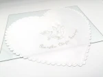 Szatka do chrztu w kształcie serca - gołębice przy chrzcielnicy  