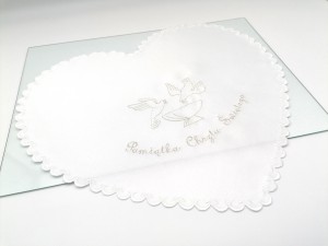 Szatka do chrztu w kształcie serca - gołębice przy chrzcielnicy  