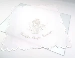 Szatka chrzcielna kwadratowa z Aniołkiem i wyhaftowanym napisem