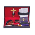 Bursa liturgiczna w twardym etui - do posługi u chorych z kompletnym wyposażeniem. Etui zamykane na elastycznym zagęciu.