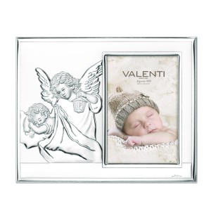 Ramka srebrna na pamiątkę chrztu z czuwającym aniołkiem przy dziecku - na zdjęcie w formacie 10 x 15 cm