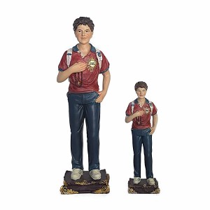 Figurka święty Carlo Acutis z atrybutami plecaka, telefonu i różańca - 20 cm - masa żywiczna