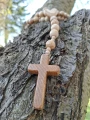 Różaniec Drewniany 14 mm z krzyżem ręcznie przygotowanym – Polskie Drewno na Sznurku