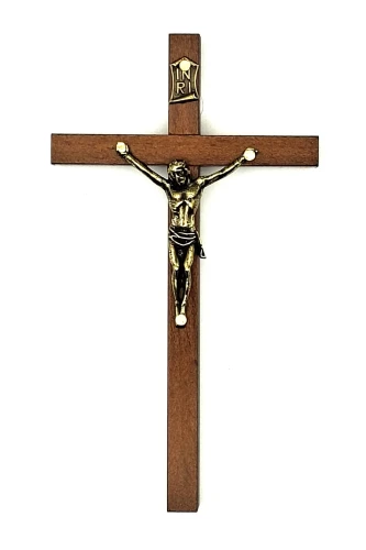 Drewniany krzyż do powieszenia nad drzwiami w odcieniu wiśni o wysokości 12 cm.