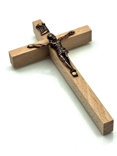Krzyż ścienny drewniany w kolorze naturalnego drewna.