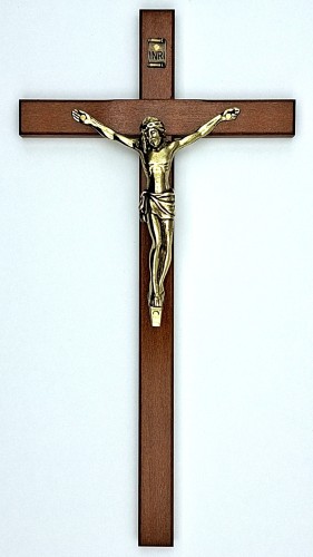 Krzyż drewniany na ścianę w odcieniu wiśni i wysokości 27 cm.