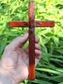 Krzyż drewniany na ścianę, handmade - drzewo egzotyczne - 20,5 cm - w naturalnym świetle słońca