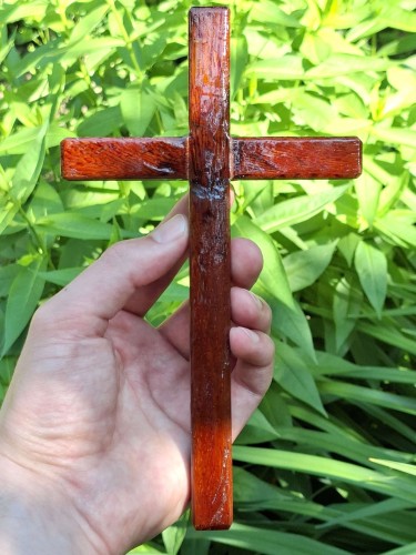 Krzyż drewniany na ścianę, handmade - drzewo egzotyczne - 20,5 cm - w naturalnym świetle słońca