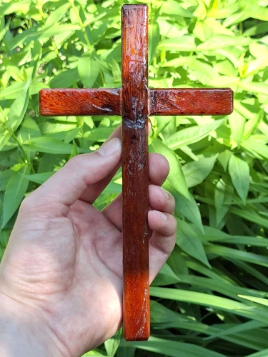 Krzyż drewniany na ścianę, handmade - drzewo egzotyczne - 20,5 cm - w naturalnym świetle słońca