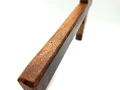 Krzyż drewniany na ścianę, handmade - drzewo egzotyczne - 22 cm - w naturalnym świetle na dłoni męskiej - krawędź krzyża