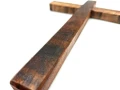 Krzyż drewniany na ścianę, handmade - drzewo egzotyczne - 22 cm - w naturalnym świetle na dłoni męskiej - zbliżenie na fakturę drewna