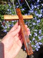 Krzyż drewniany na ścianę, handmade - drzewo egzotyczne - 22 cm - w naturalnym świetle na dłoni męskiej