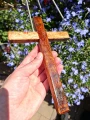 Krzyż drewniany na ścianę, handmade - drzewo egzotyczne - 22 cm - w naturalnym świetle na dłoni męskiej