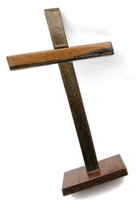 Krzyż stojący drewniany - drzewo egzotyczne - wys. 21,5 cm