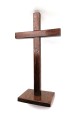 Krzyż drewniany stojący drzewa egzotycznego - wys. 22 cm - front krzyża