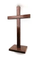 Krzyż drewniany stojący drzewa egzotycznego - wys. 22 cm - front krzyża