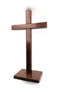 Krzyż drewniany stojący z drzewa egzotycznego - wys. 22 cm