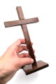 Krzyż drewniany stojący drzewa egzotycznego - wys. 22 cm - krzyż w dłoni