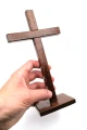 Krzyż drewniany stojący drzewa egzotycznego - wys. 22 cm - krzyż w dłoni