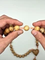 Różaniec drewniany handmade - Dla kobiet - Koraliki o średnicy 14 mm - różnica w wielkości koralików
