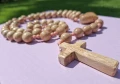 Różaniec drewniany handmade - Dla kobiet - Koraliki o średnicy 14 mm - różaniec w naturalnym świetle